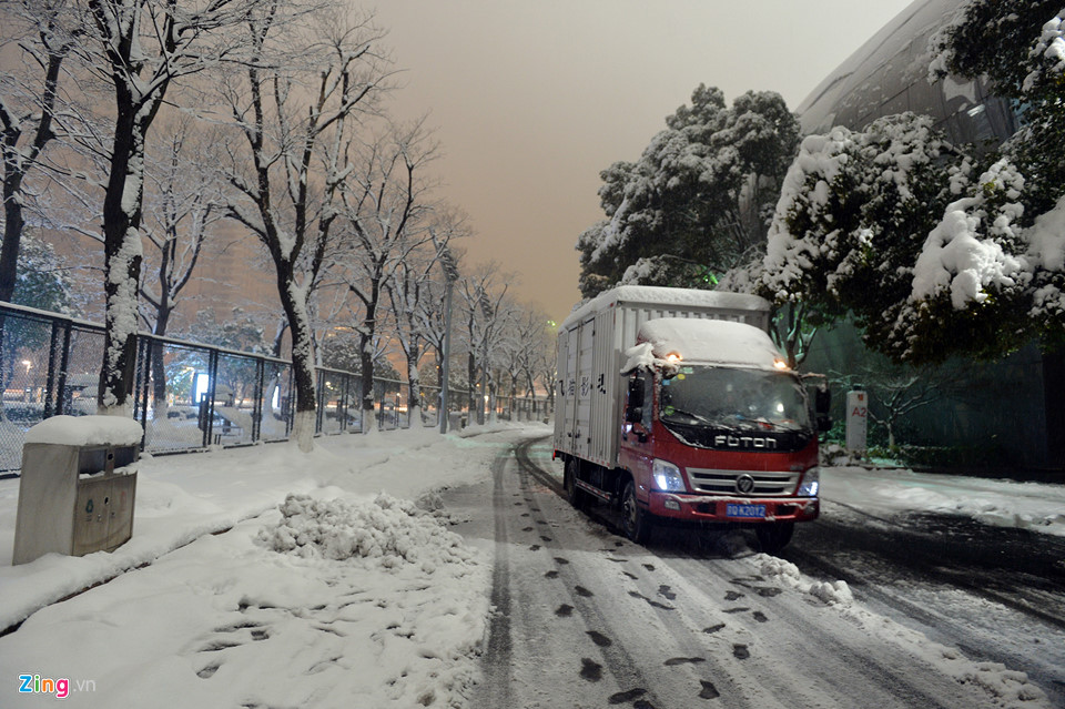 Hàng nghìn ôtô ở Thường Châu bị tuyết phủ nhiều ngày